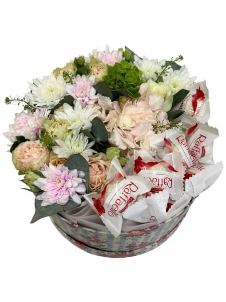 Цветы в коробке с Raffaello